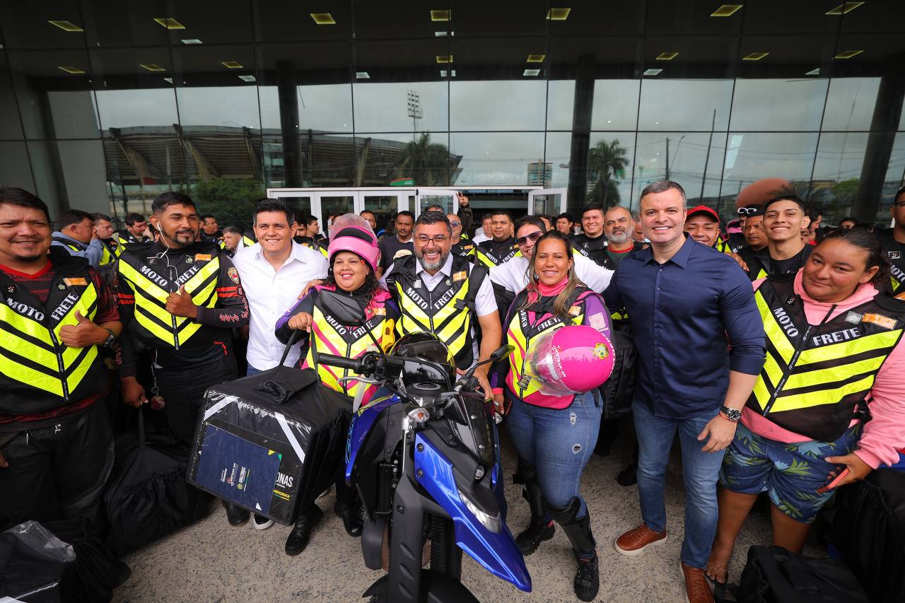 Governador Wilson Lima entrega kits de segurança para motofretistas e lança plataforma de cursos de trânsito EaD