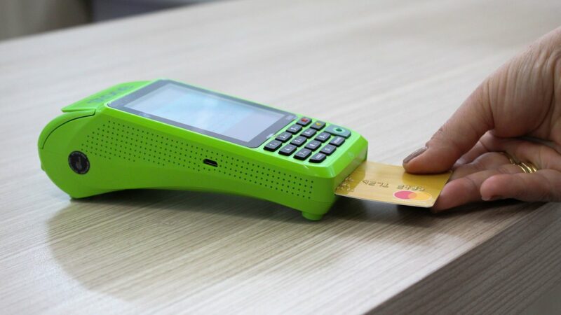 Homem é preso ao usar cartão de PM para compras em Manaus