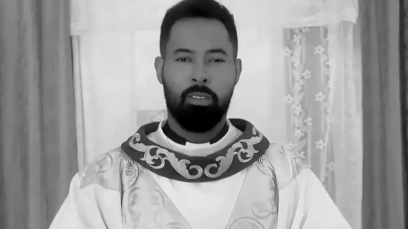 Padre que foi flagr4do com noiva de fiel é afastado e novo líder religioso assume igreja