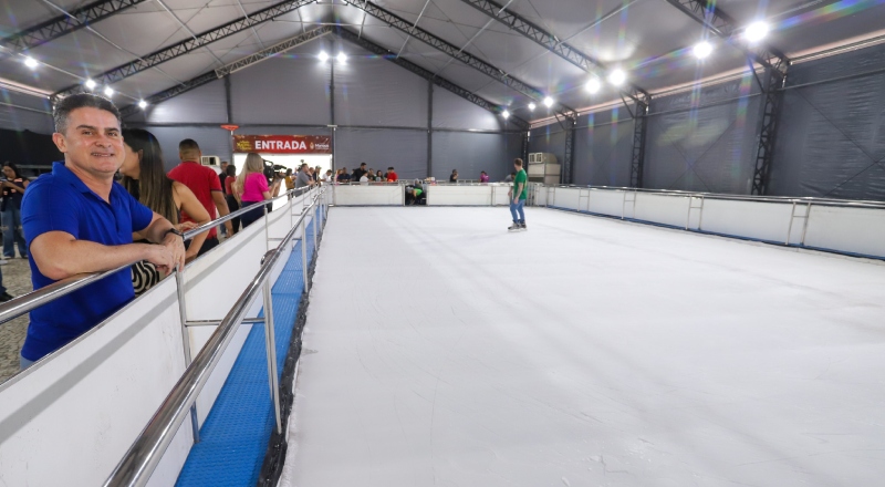 Prefeito David Almeida apresenta pista de patinação no gelo e amplia programação do ‘Um Sonho Mágico de Natal’