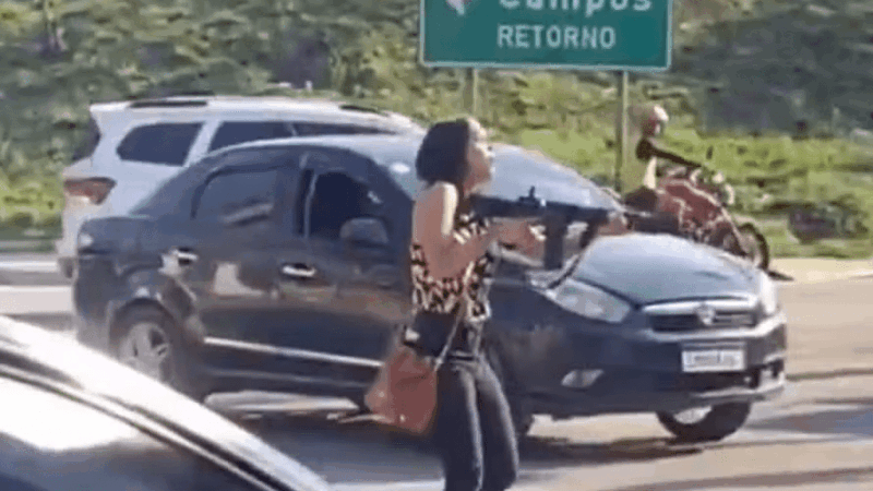 Vídeo viral mostra policial com fuzil em ação contra suspeito de latrocínio