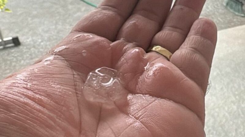 Chuva de granizo surpreende moradores durante temporal em Manaus