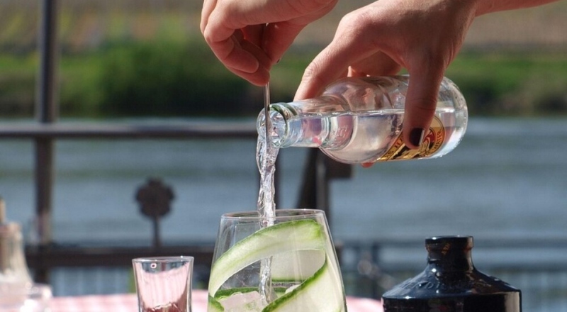 Operação que combate falsificação de bebidas prende duas pessoas em SP