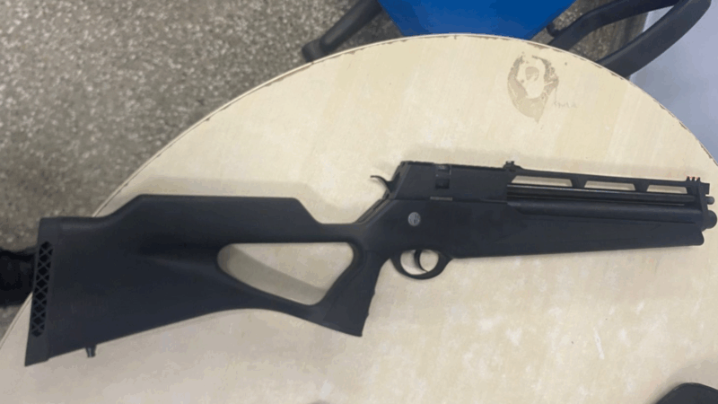 Duas pessoas são mantidas reféns dentro de carro no Mauazinho; Suspeito é preso