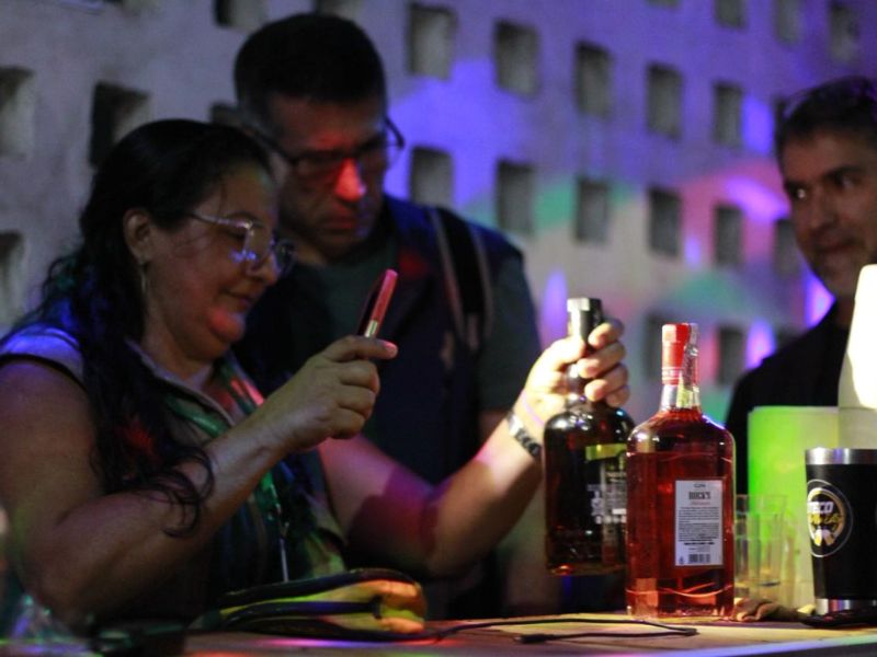 Fiscalização em Manaus encontra bebidas vencidas e bares sem autorização para funcionar