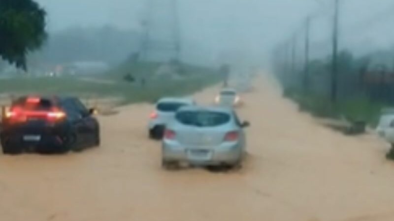 Fortes chuvas provocam alagamentos em vários bairros de Manaus