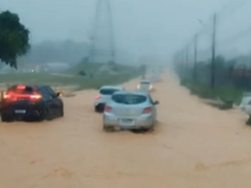 Fortes chuvas provocam alagamentos em vários bairros de Manaus