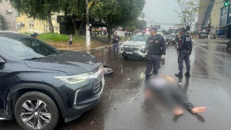 Motociclista avança sinal vermelho e fica ferido em colisão na Djalma Batista