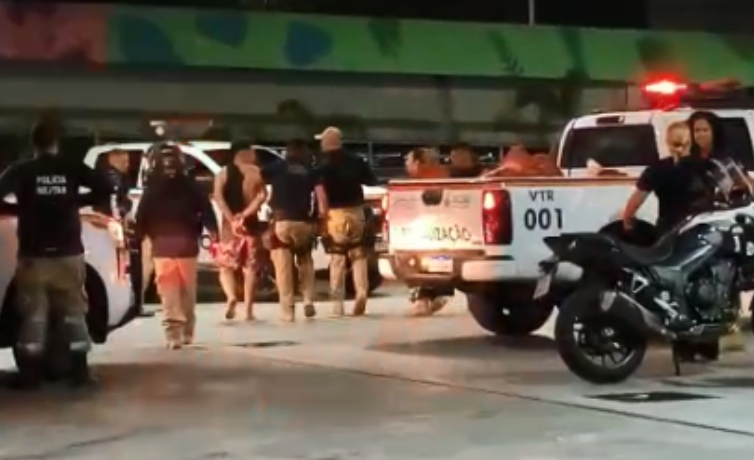 Sem capacete, motociclista tenta fugir de abordagem e agride agentes do Detran-AM