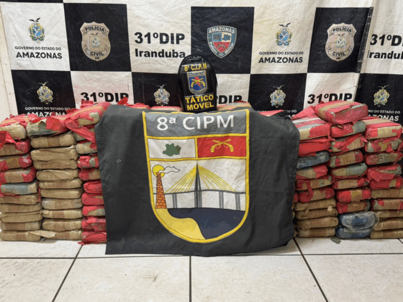 Tabletes de maconha foram encontrados dentro de embarcação abandonada em Iranduba; Droga é apreendida