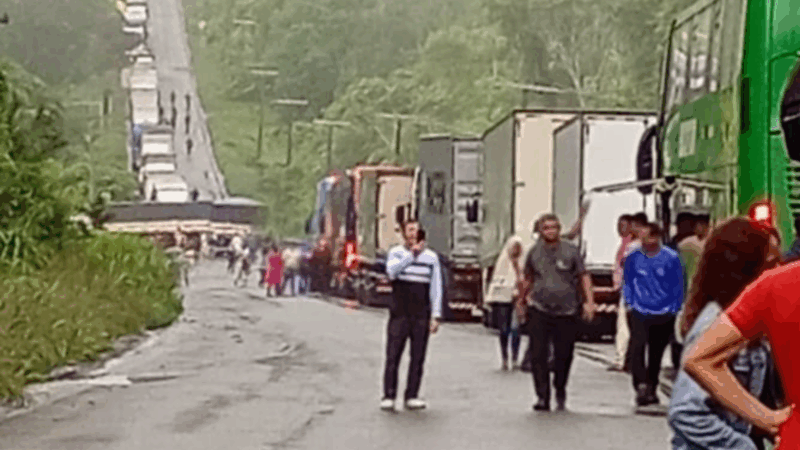 Carreta com milho fica atravessado na pista e bloqueia totalmente o tráfego na BR-174; VÍDEO