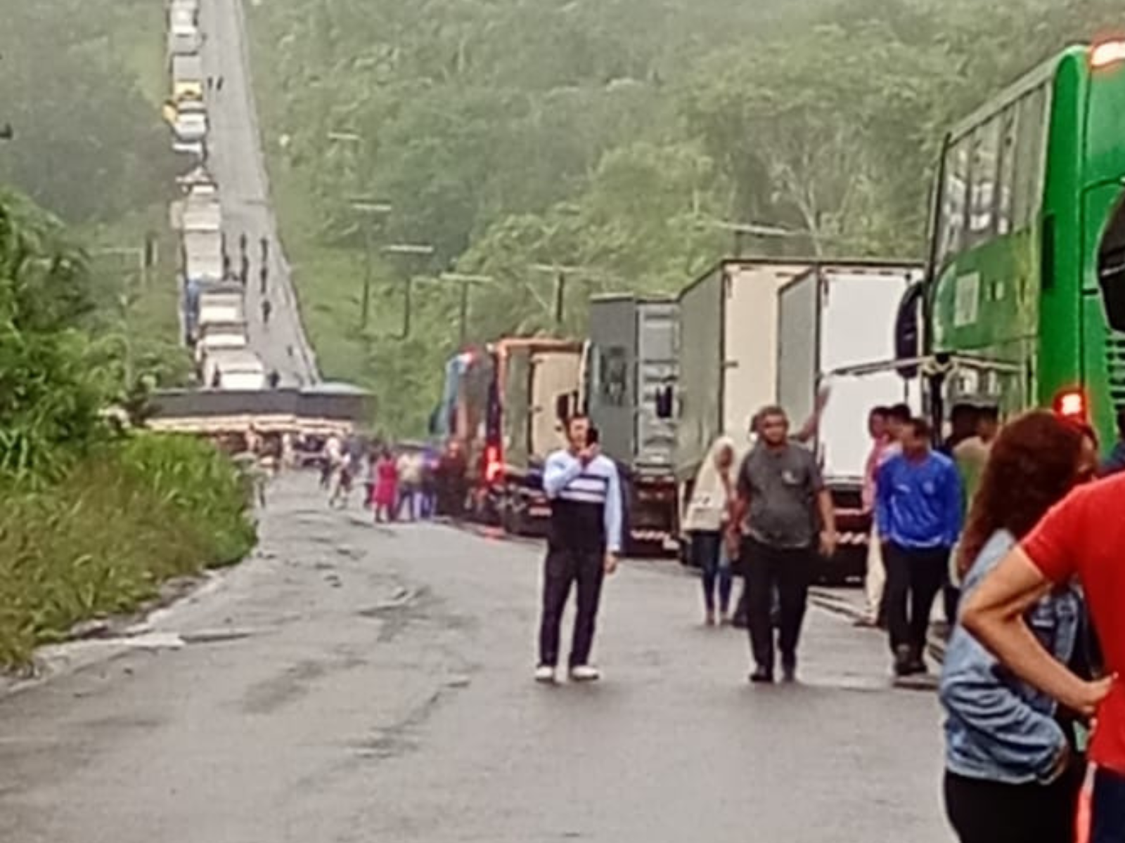 Carreta com milho fica atravessado na pista e bloqueia totalmente o tráfego na BR-174; VÍDEO