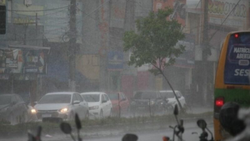 Chuva forte atinge Manaus e já provoca alagação em diferentes pontos da cidade