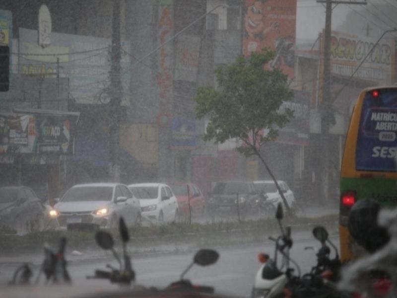 Chuva forte atinge Manaus e já provoca alagação em diferentes pontos da cidade