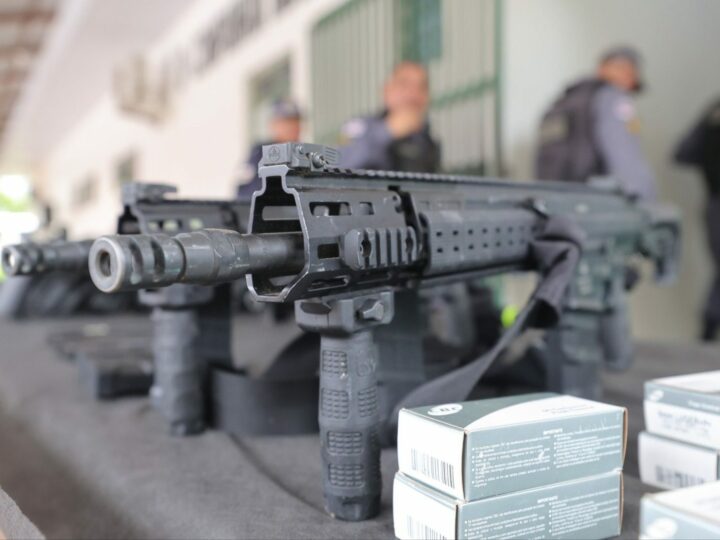 Em Iranduba, Governo do Amazonas entrega novas viaturas com sistema Paredão e armamentos para as Forças de Segurança