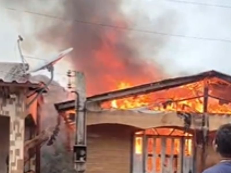 Fogo destrói residência no Careiro Castanho