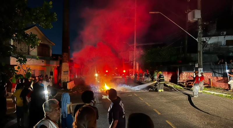 Moradores tocam fogo em pneus em protesto após 24 horas sem energia no bairro Santo Antônio