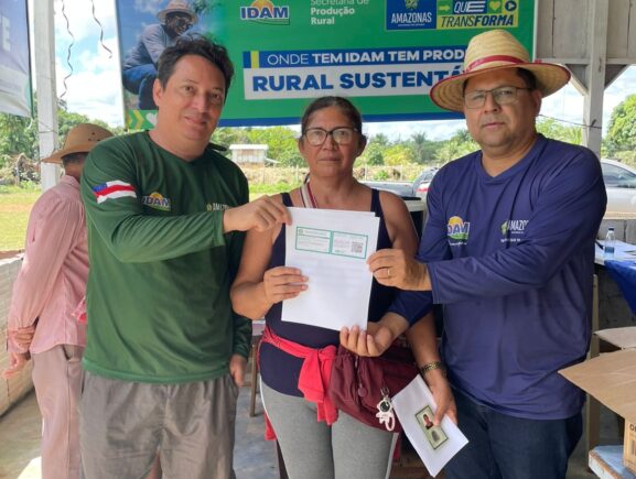 Em ação itinerante, Idam leva regularização e doação de mudas a agricultores de Manacapuru