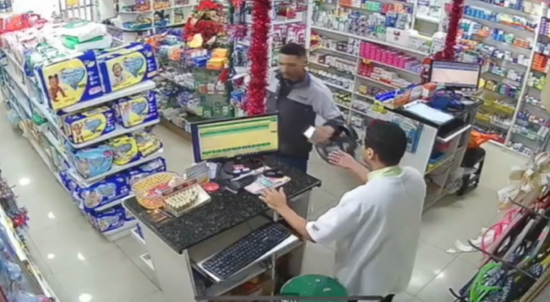 Assaltante ‘toca o terror’ em drogaria no bairro Praça 14, em Manaus; veja vídeo