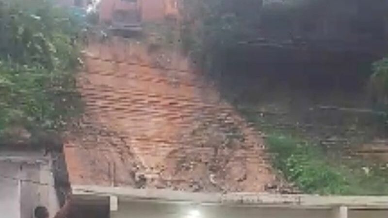 Deslizamento de terra destrói casa no bairro Jorge Teixeira durante chuva em Manaus