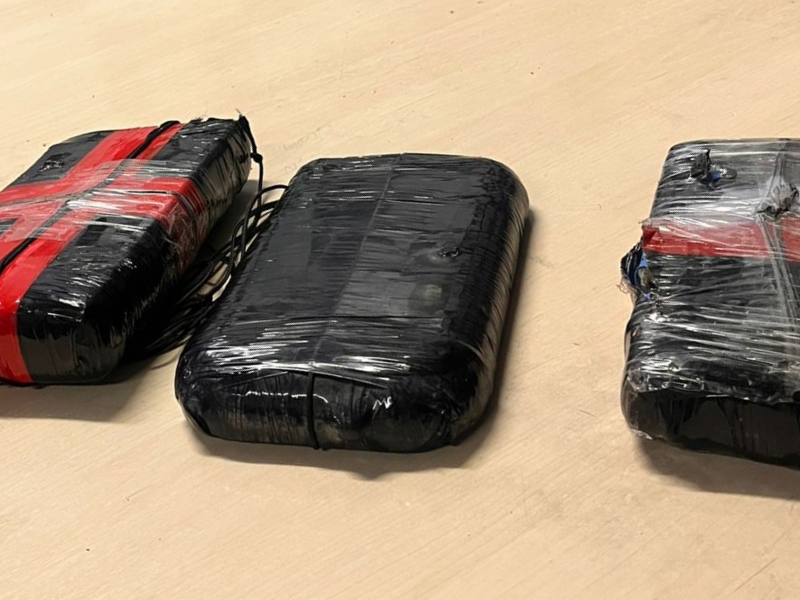 Força Tática apreende tabletes de drogas em embarcação no Porto da Rodway