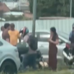 Motociclista fica no chão após acidente com carro na Avenida Coronel Teixeira, em Manaus