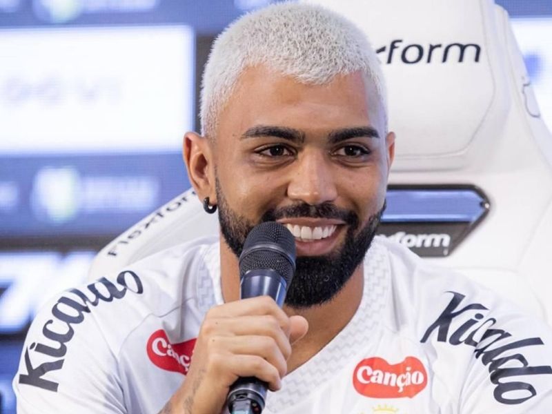 Retorno de Gabigol ao Santos é marcado por cobrança de torcedores organizados
