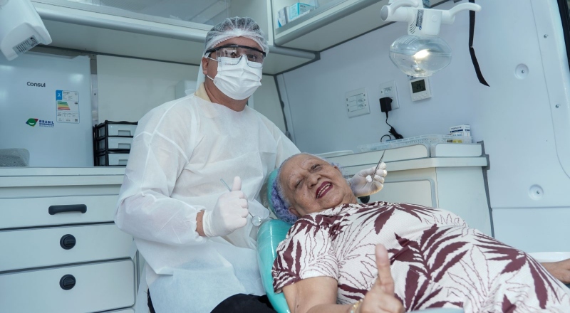 Unidade odontológica móvel da prefeitura atende idosos residentes da Fundação Dr. Thomas