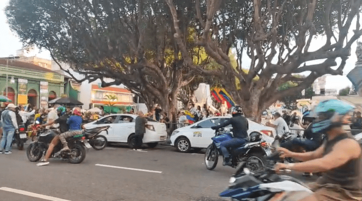 VÍDEO: Venezuelanos em Manaus comemoram queda de Nicolás Maduro