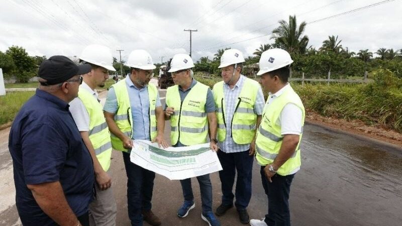 Wilson Lima acompanha avanço da estrada do Membeca e entrega nova iluminação no Amazonas