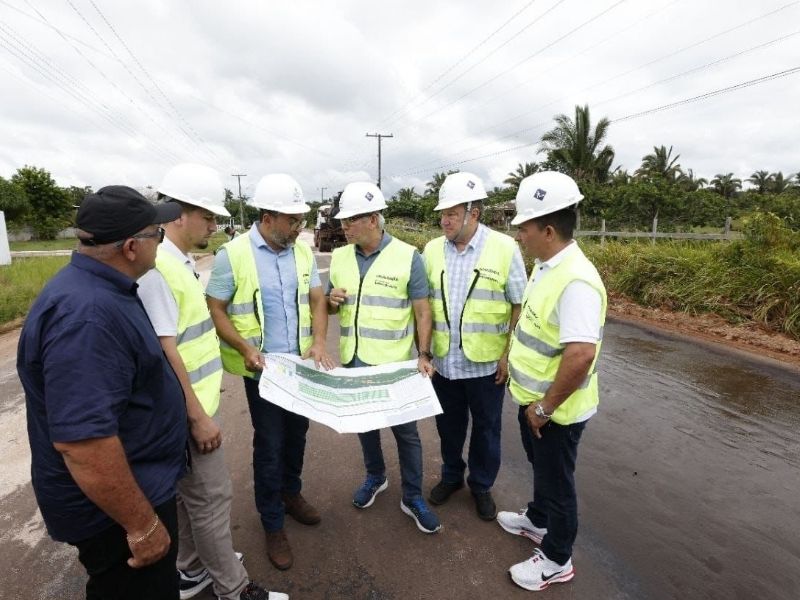 Wilson Lima acompanha avanço da estrada do Membeca e entrega nova iluminação no Amazonas