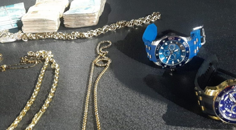 Detran-AM apreende arma, R$ 48 mil e documentos falsos dentro de Hilux em Manaus