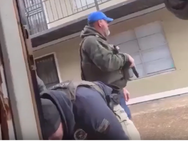 Agente federal é filmado chutando cachorro durante operação policial em Memphis, nos EUA