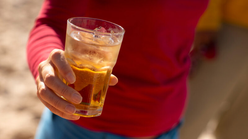 Álcool e Energético “Combinam”? No Carnaval, a Mistura Aumenta Riscos