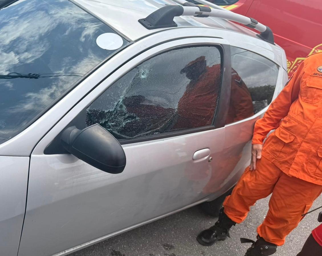 Bombeiros resgatam criança autista que estava presa dentro de carro em Manaus