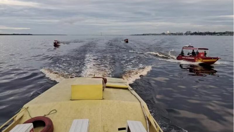 Buscas por desaparecidos em naufrágio no Encontro das Águas continuam neste sábado