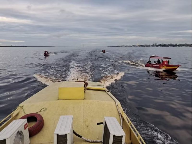 Buscas por desaparecidos em naufrágio no Encontro das Águas continuam neste sábado