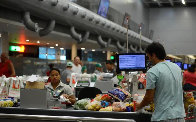 Governo adia por 90 dias novas regras para trabalho em feriados no comércio