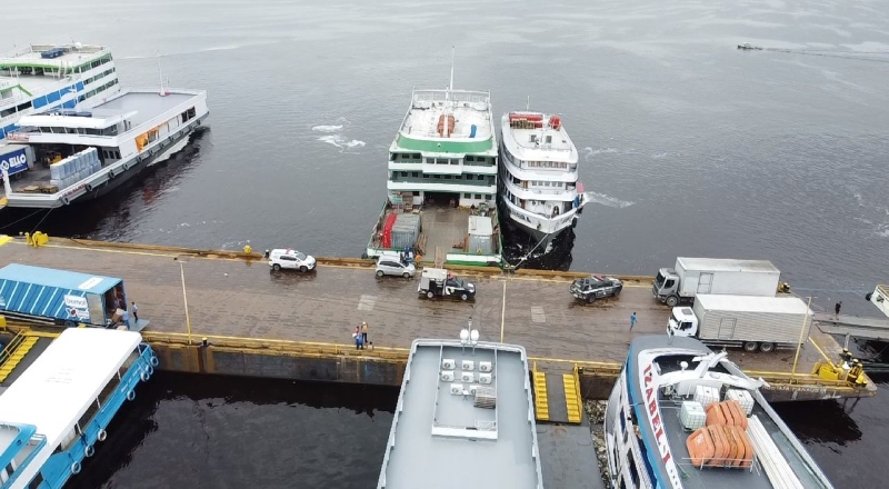 Homem é assassinado dentro de embarcação em porto de Manaus; veja vídeo