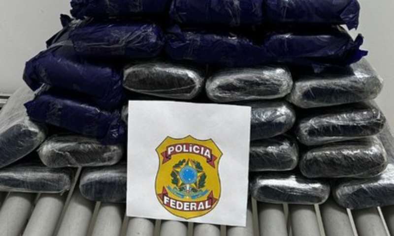 Mulher é presa pela Polícia Federal com 30kg de drogas no Aeroporto de Tefé