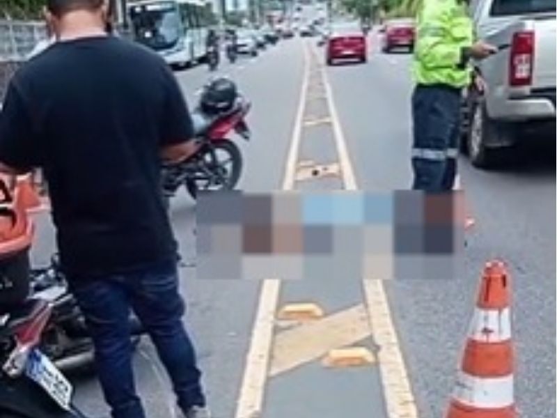 Mulher fica gravemente ferida em acidente com motocicleta em Manaus