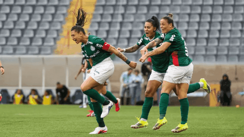 Palmeiras vence Corinthians nos pênaltis e conquista a Supercopa Feminina