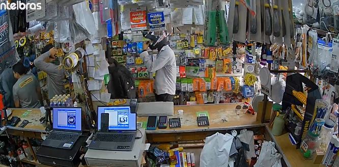 Assaltantes rendem funcionários e clientes em material de construção no AM