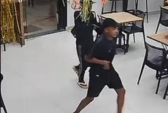 Trio armado invade conveniência e faz funcionária refém no Tarumã