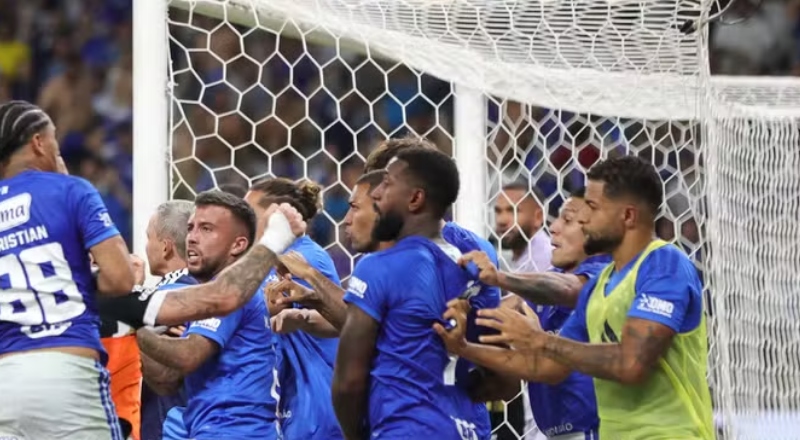 Briga generalizada em campo marca final do Campeonato Mineiro entre Atlético e Cruzeiro