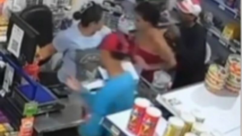 Câmeras registram assalto a comércio com agressão a funcionário em Manaus