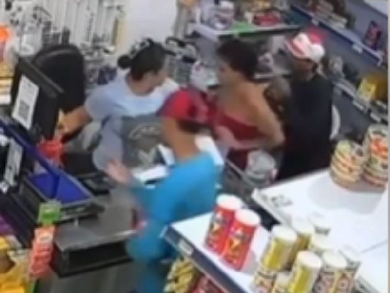 Câmeras registram assalto a comércio com agressão a funcionário em Manaus