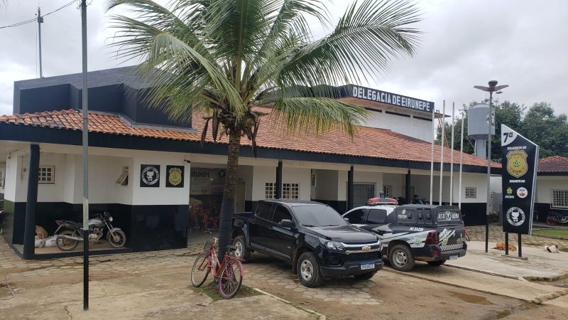 Homem é preso suspeito de agredir esposa com faca em Eirunepé