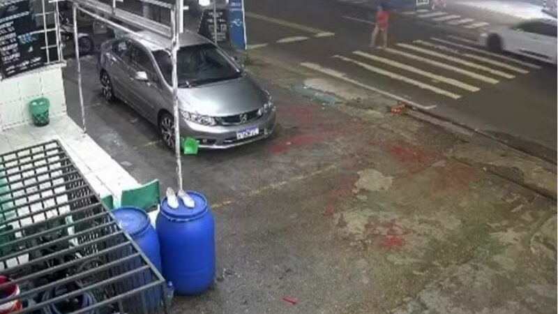 Motorista atropela mulher em faixa de pedestres e foge sem prestar socorro em Manaus
