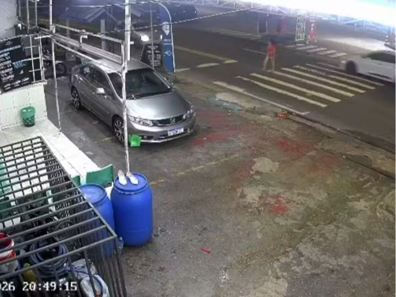 Motorista atropela mulher em faixa de pedestres e foge sem prestar socorro em Manaus